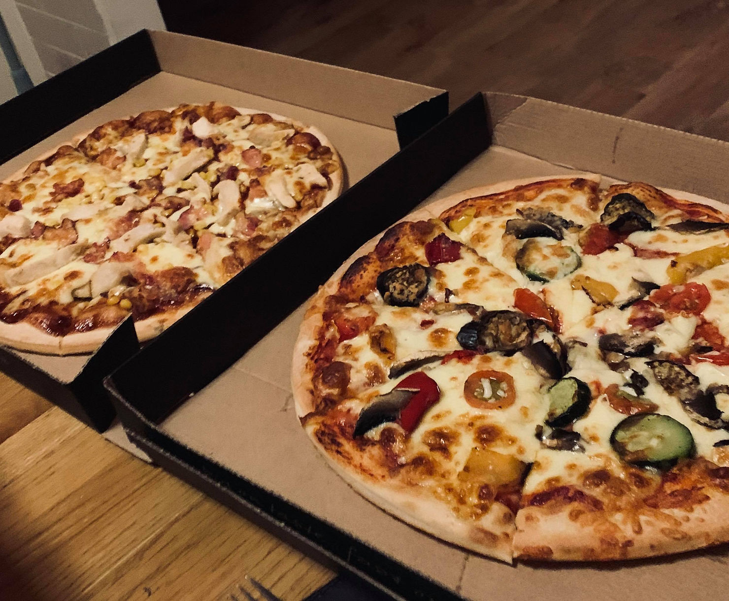 Close up shot of the bbq chicken and veggie pizza